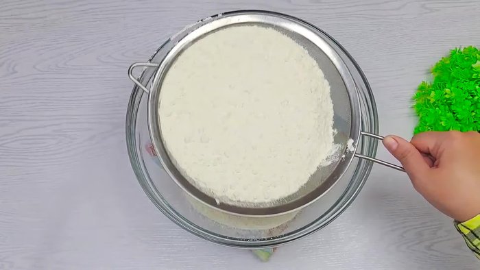 Repos de la pâte : Laisser reposer la pâte pendant un temps approprié, enveloppée dans du film alimentaire.