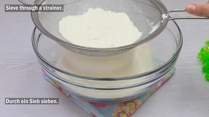 Étalage de la pâte : Étaler la pâte en une forme rectangulaire.