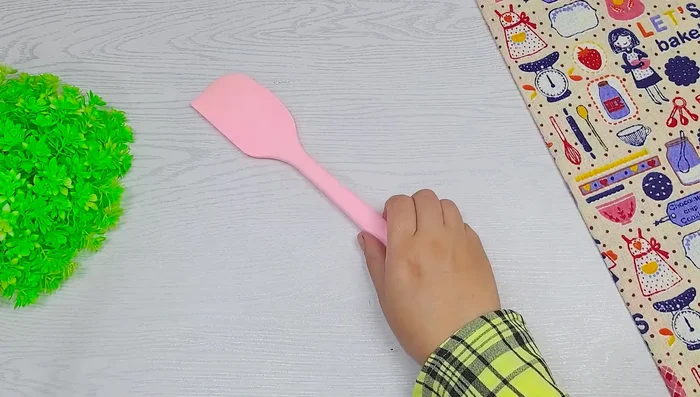 Façonnage des croissants : Couper la pâte en triangles puis rouler pour former les croissants.