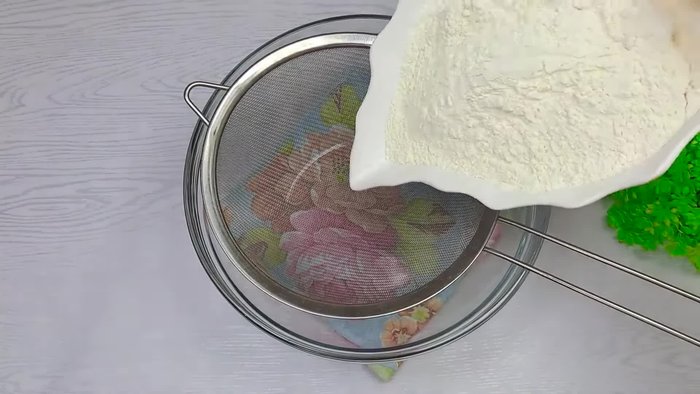 Pétrissage de la pâte : Pétrir la pâte jusqu'à obtenir une consistance lisse et élastique.