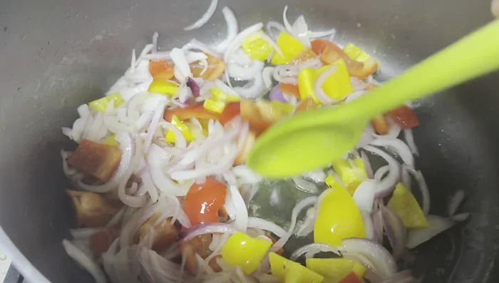 Ajouter un peu de curry, puis l'ail écrasé.