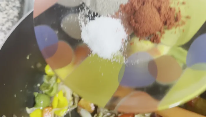 Écraser le sel, le poivre, le curcuma.