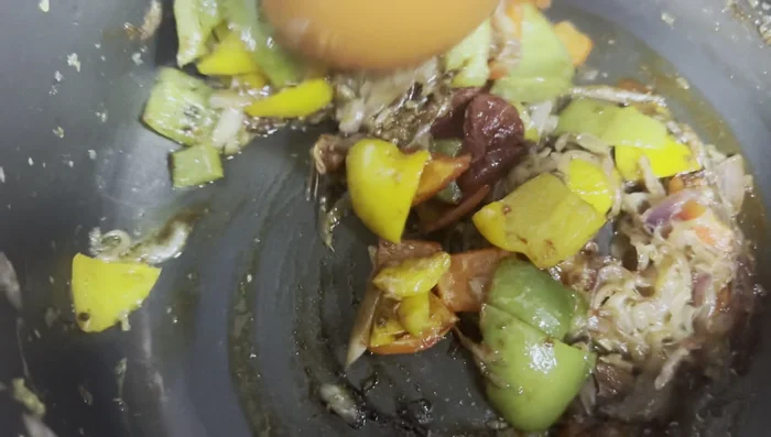 Ajouter une cuillère à soupe de concentré de tomates.