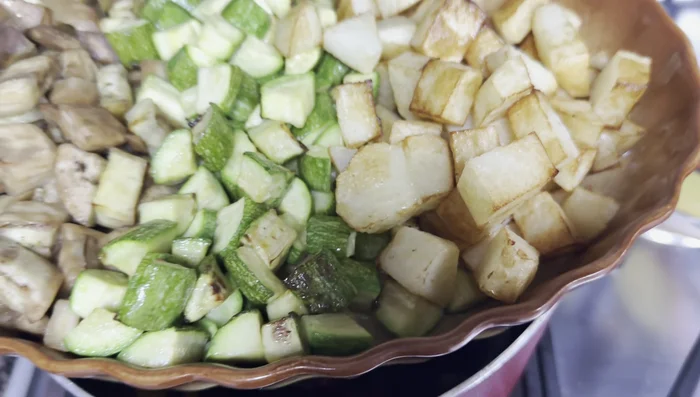 Ajouter l'aubergine et la courge coupés. Faire cuire (à la poêle ou à la friteuse à air).