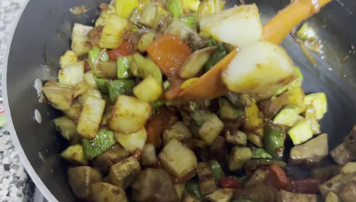 Ajouter les tomates coupées et continuer à remuer.