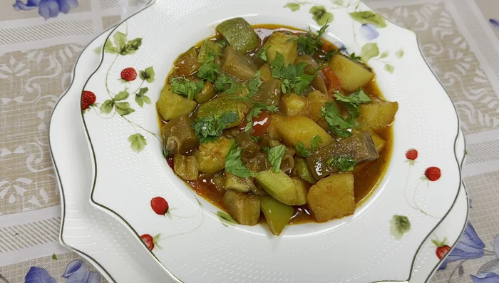 Commencer par mettre un peu d'eau dans une casserole. Ajouter l'huile d'olive et l'oignon coupé.