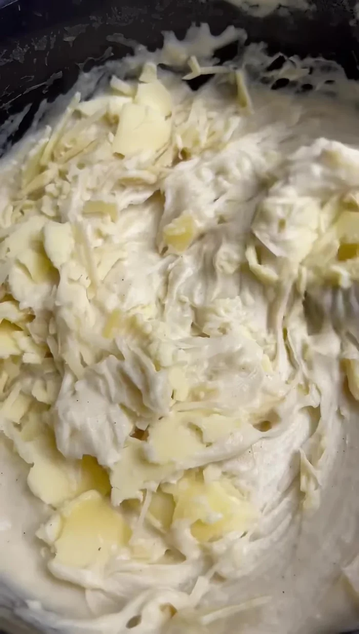 Préparer une béchamelle. Râper du fromage (Emmental et Comté par exemple) et l'ajouter à la béchamelle.