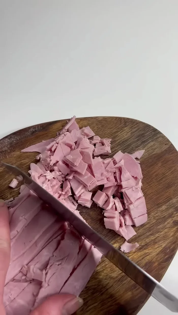 Couper du jambon (ou du blanc de poulet/champignons en alternative).