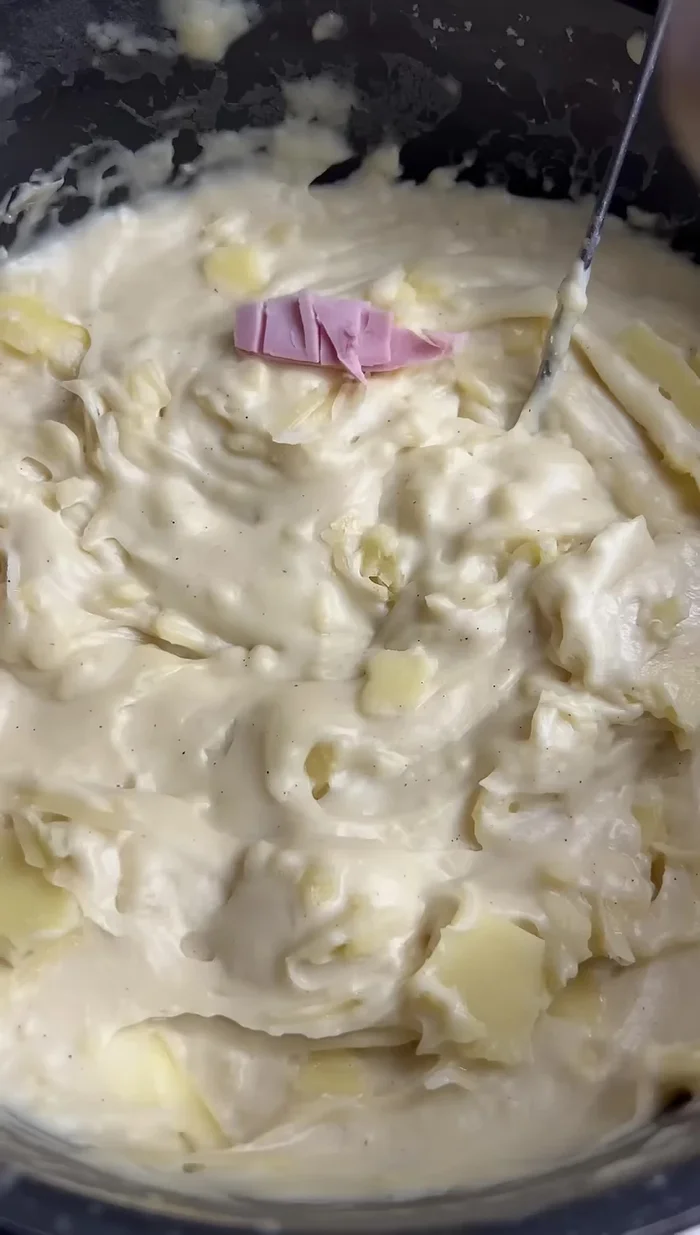 Ajouter le jambon (ou alternative) à la béchamelle.