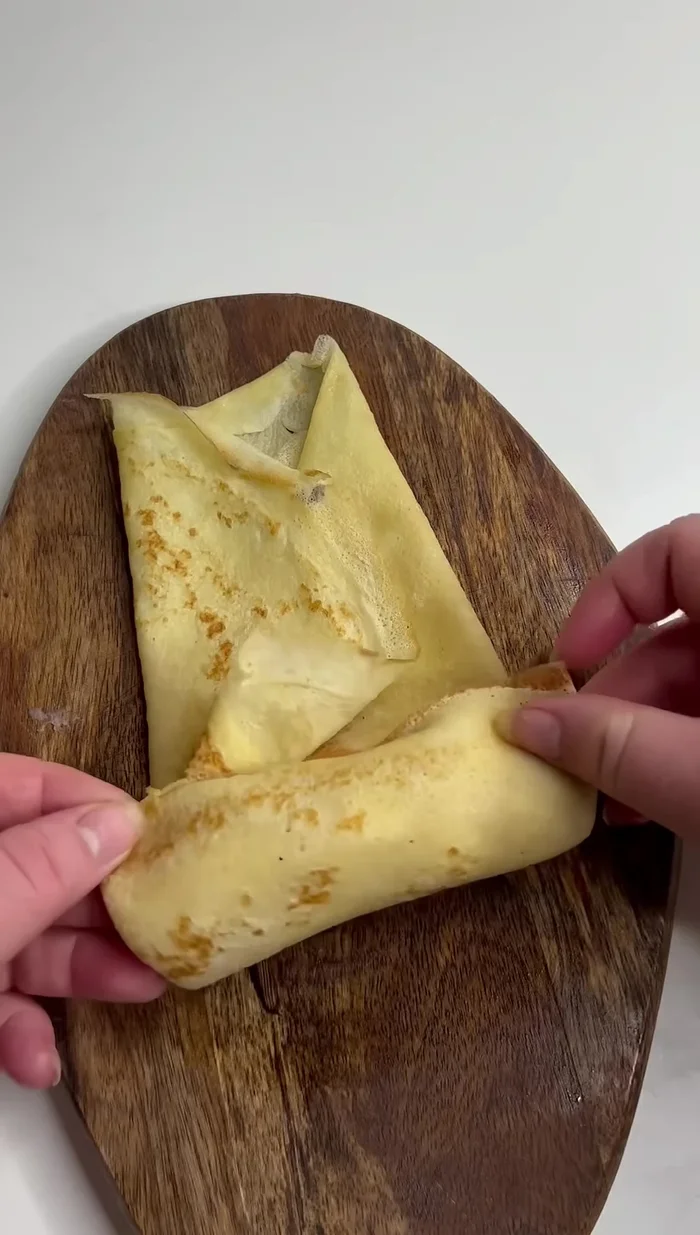 Étaler la béchamelle sur chaque crêpe.