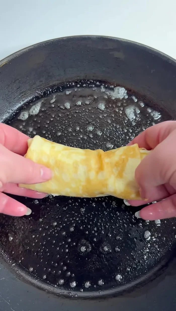 Faire dorer les crêpes roulées dans une poêle légèrement beurrée pendant 2 minutes de chaque côté.