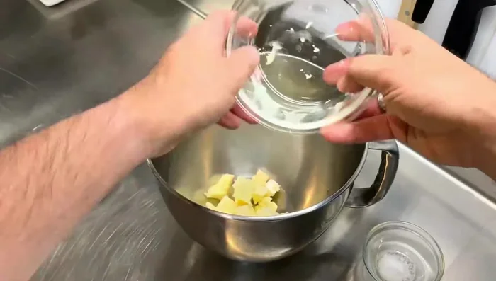 Préparation de la pâte sucrée : Crémer le beurre, le sucre glace et le sel. Ajouter la poudre d'amande, puis l'œuf. Incorporer la farine. Former une boule et réserver au frais.