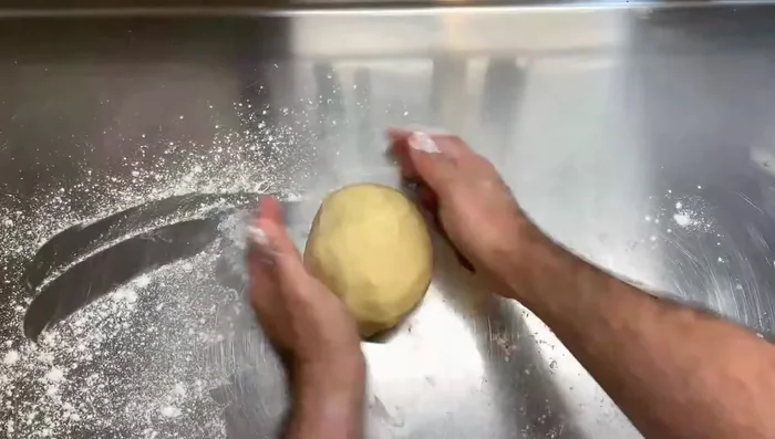 Étaler la pâte et foncer le cercle à tarte. Ébarber l'excédent de pâte.