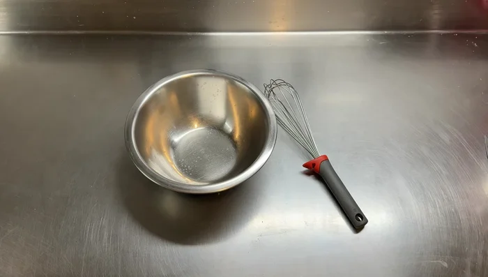 Préparation de l'appareil à crème prise : Casser les œufs dans un cul de poule. Ajouter le sucre en poudre, la crème liquide, l'arôme de vanille. Mélanger au fouet.