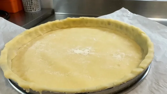 Préchauffer le four à 165°C. Disposer les quartiers de pommes sur la pâte. Verser l'appareil à crème prise par-dessus. Saupoudrer de sucre cassonade.