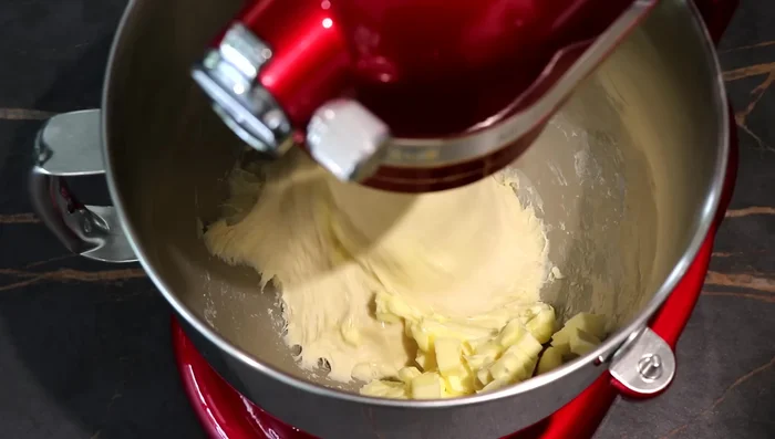 Ajouter le beurre mou et pétrir 10 minutes jusqu’à obtenir une pâte homogène. Réserver dans un saladier couvert, laisser lever 1h30-2h. (160.08)
