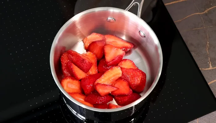 Préparer la compotée de fraises: faire cuire les fraises coupées avec le jus de citron et la pectine jusqu’à épaississement (environ 8 minutes). Laisser refroidir. (248.239)