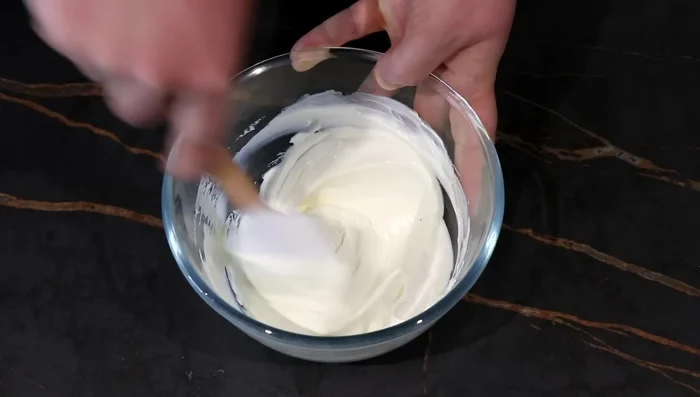 Préparer la crème au fromage: mélanger le fromage, le sucre, la fécule de maïs, le jus de citron et les graines de vanille jusqu’à obtenir une crème lisse et homogène. Réserver au frais. (355.36)