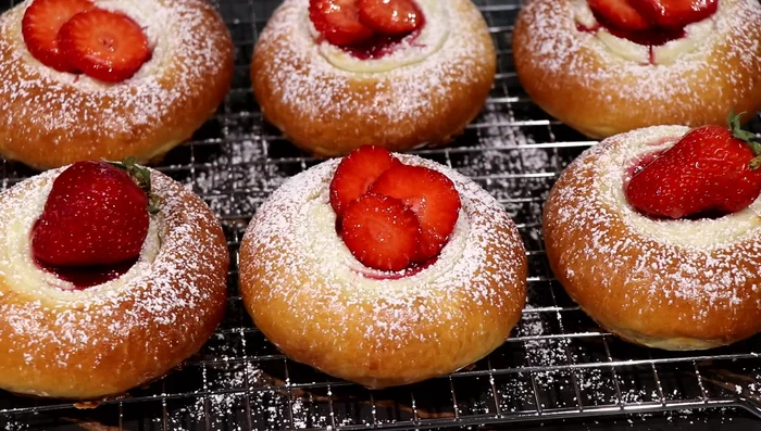 Saupoudrer de sucre glace et décorer avec des fraises fraîches. (606.12)