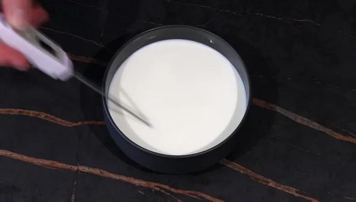 Contrôler la température du lait (36°C), ajouter la levure et mélanger pendant 1 minute. Laisser reposer 10 minutes. (81.68)