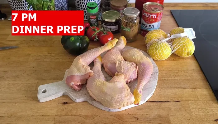 Préchauffer le four. Placer le poulet dans le four hollandais avec les poivrons, les tomates, le sumac, le cumin et le jus de citron.