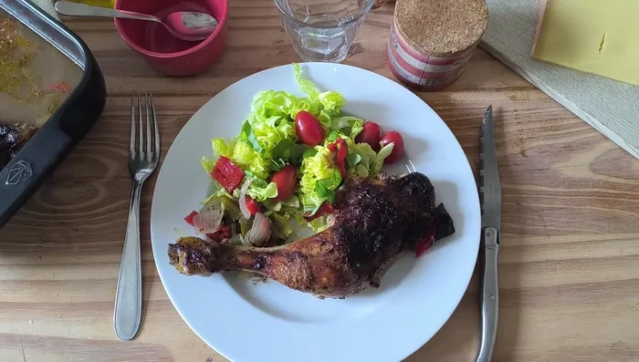 Préparer une salade avec de la laitue, du basilic et des tomates.