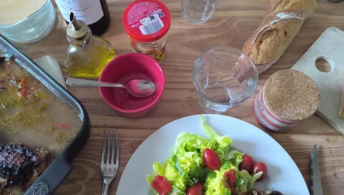 Préparer une vinaigrette avec de l'huile d'olive, du vinaigre de cidre et de la moutarde.