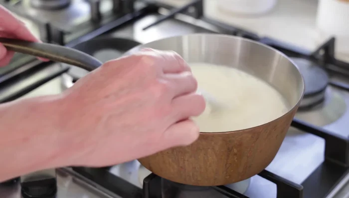 Préparer la crème anglaise : Faire chauffer le lait, la crème et une partie du sucre à feu moyen-doux jusqu'à frémissement.