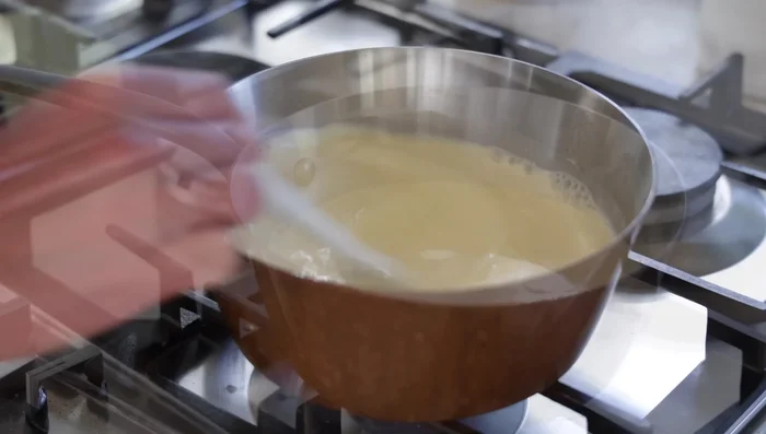 Cuire la crème anglaise: Cuire en remuant constamment jusqu'à ce que la crème anglaise atteigne 82°C (180°F).