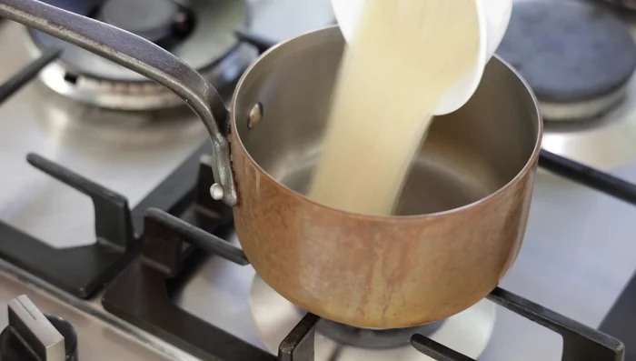 Préparer le caramel: Faire fondre le sucre à feu vif dans une petite casserole jusqu'à ce qu'il caramélise (environ 180°C ou apparition de fumée). Ajouter le beurre et le sel, mélanger.
