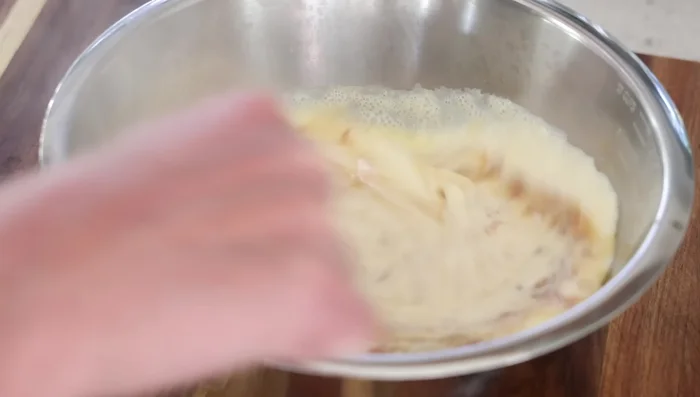 Mélanger le caramel et la crème anglaise: Incorporer le caramel à la crème anglaise chaude, fouetter jusqu'à ce que le caramel soit complètement dissous.