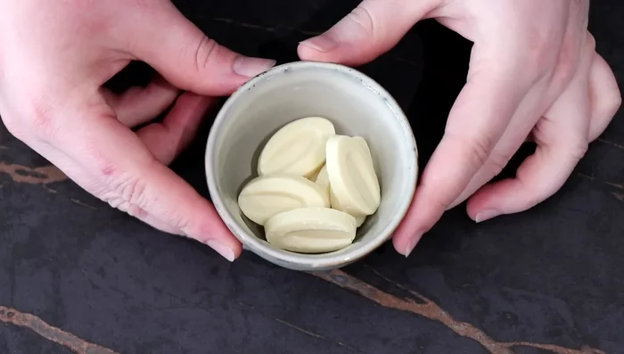 Faire fondre le chocolat blanc au micro-ondes par tranches de 30 secondes (facultatif si pas de décoration).