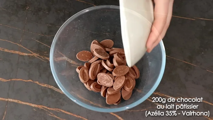 Faire fondre 200g de chocolat au lait au micro-ondes par tranches de 30 secondes, en remuant, jusqu'à 40-45°C. Faire redescendre la température à 33-34°C.