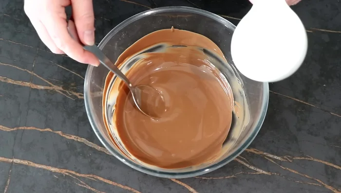 Ajouter 2g de beurre de cacao, bien mélanger. Faire redescendre la température à 29-30°C.