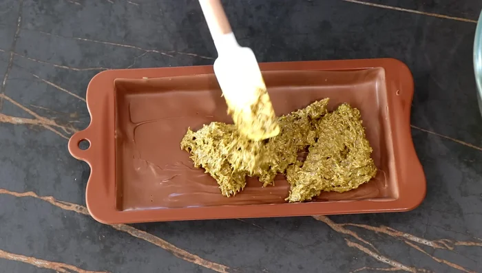 Répartir la garniture pistache dans la tablette et lisser avec une spatule.