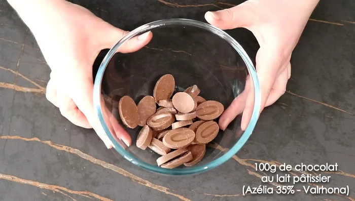 Faire fondre les 100g de chocolat au lait restant à 40-45°C. Faire redescendre à 33-34°C, ajouter 1g de beurre de cacao, mélanger et utiliser à 29-30°C.