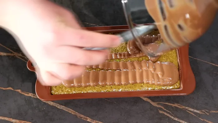 Couler le chocolat sur la garniture, lisser avec une spatule.