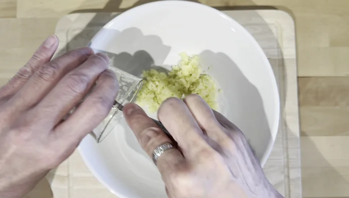Préparation de la marinade : Dans un saladier, mélanger l'ail et le gingembre mixés, le tofu fermenté rouge écrasé, le liquide de tofu fermenté rouge, la sauce huître, la sauce poisson, la sauce soja, l'huile de sésame, le sucre, le poivre et l'alcool de riz. Bien mélanger.