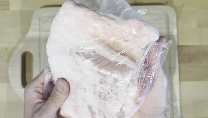Marinade de la viande : Couper la poitrine de porc en gros blocs rectangulaires (enlever la peau). Placer les blocs dans la marinade, bien les enrober et laisser mariner au réfrigérateur pendant au minimum 3 heures (idéalement toute une nuit).
