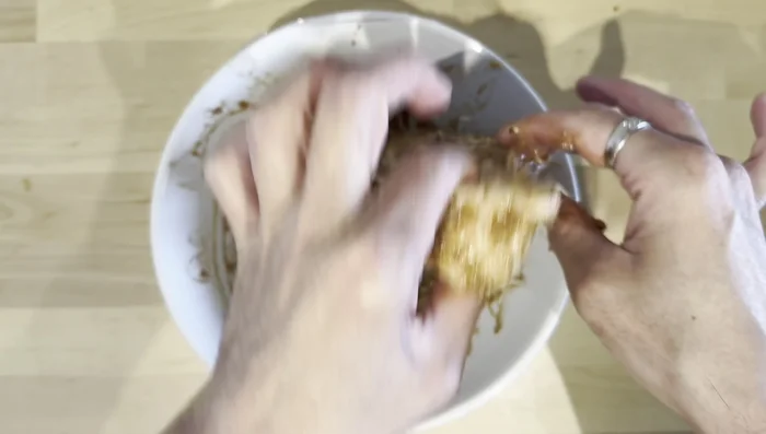 Préparation à la friture : Égoutter légèrement la viande marinée. Enrober chaque bloc de farine de tapioca.
