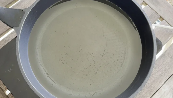 Première friture : Faire chauffer l'huile dans une sauteuse à 140°C (vérifier la température avec une baguette). Frire les blocs de porc environ 12 minutes, 4 minutes par côté, en veillant à obtenir une belle croûte croustillante.