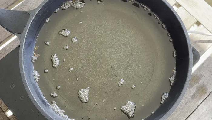 Seconde friture (pour plus de croustillant) : Faire chauffer l'huile à feu vif. Frire les blocs 10 secondes de chaque côté.