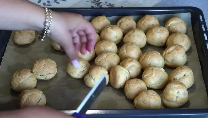 Laisser refroidir les choux avant de les couper en deux.