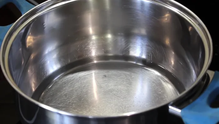 Faire bouillir l'eau, le sel, le beurre et le sucre dans une casserole.