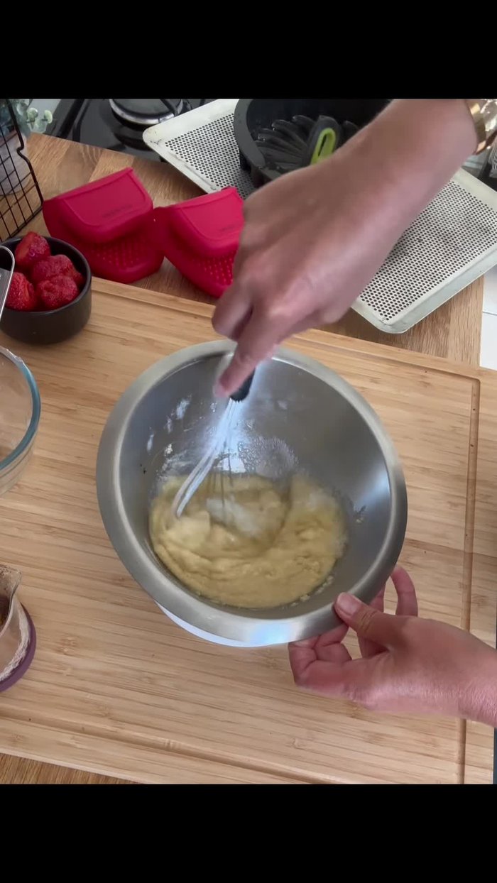 Incorporer les blancs d'œufs légèrement battus pour faire mousser.