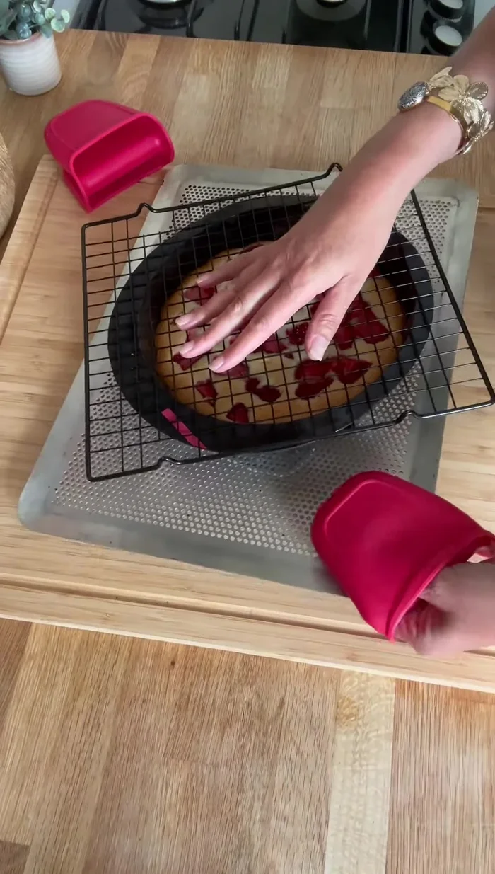 Laisser tiédir puis démouler sur une grille.