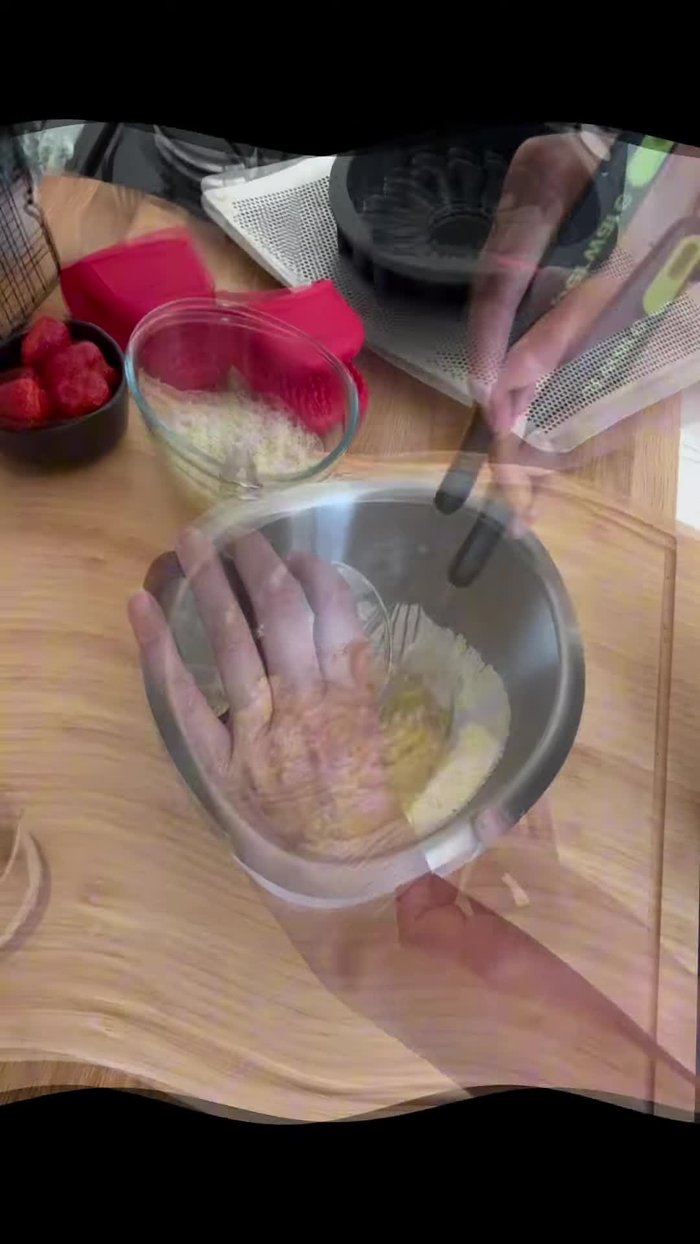 Dans un cul de poule, mélanger la farine, la poudre d'amande et le sucre glace.