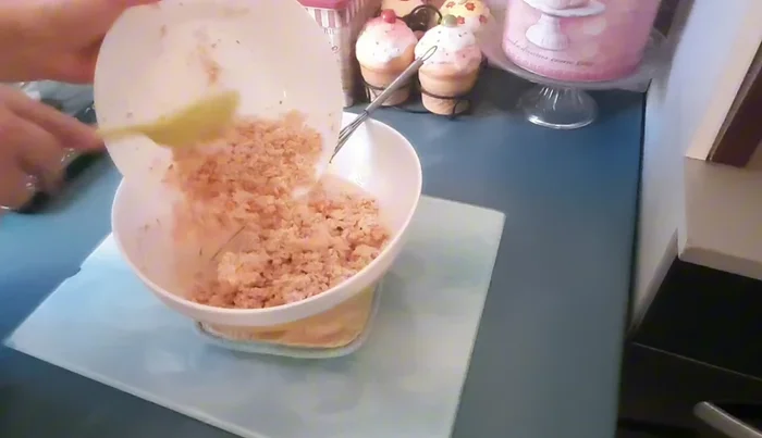 Ajouter le surimi mixé et mélanger le tout.