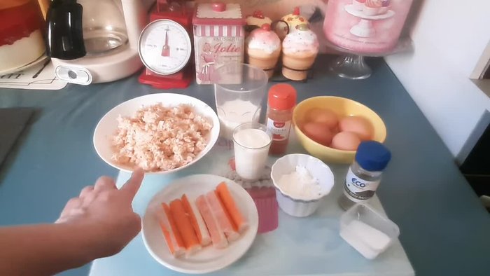 Mixer une partie du surimi. Laisser quelques bâtonnets entiers.