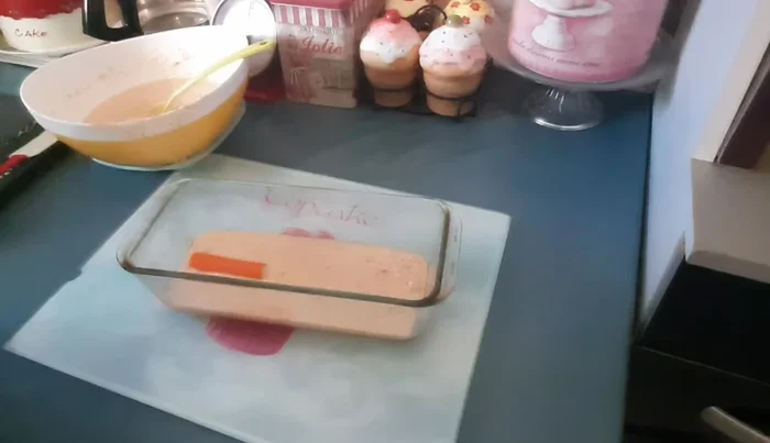 Ajouter des bâtonnets de surimi sur la préparation.